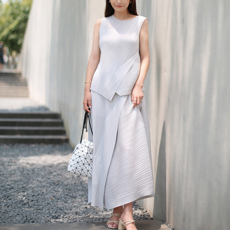 Asymmetric Top Women - 여성용 연회색 플리츠 민소매 비대칭 2피스